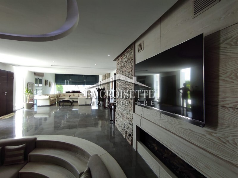 Villa de maître S+4 vide ou meublée à La Soukra